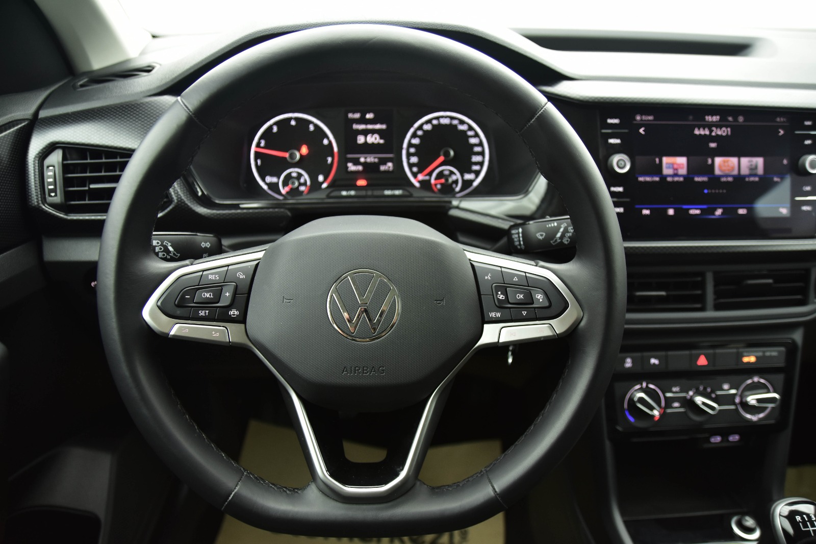 VOLKSWAGEN T-CROSS 16